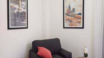 Comfort Apartment, Mobility Accessible, Private Bathroom | Living area