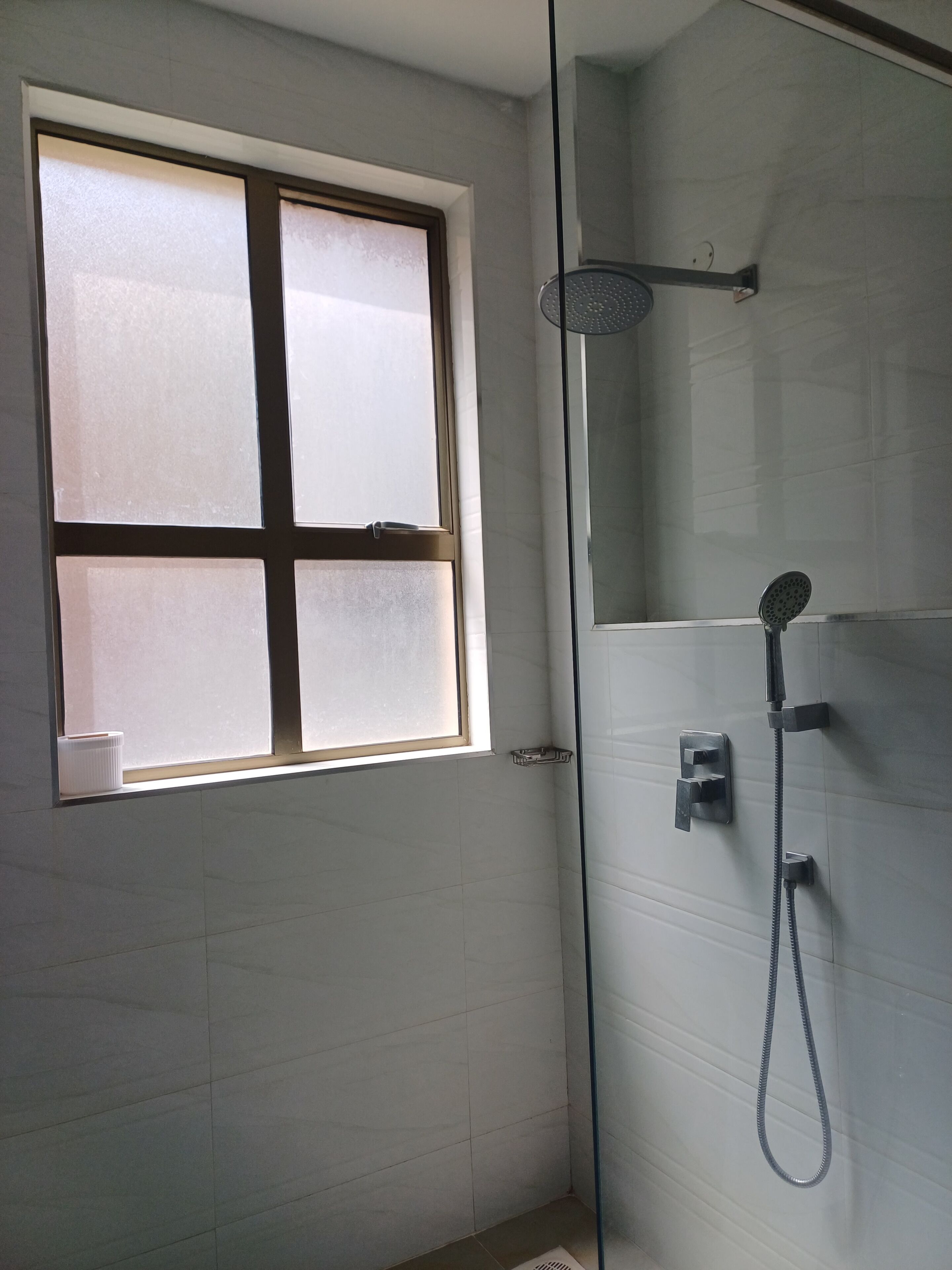 Comfort-huoneisto, esteetön liikuntarajoitteisille, oma kylpyhuone | Kylpyhuone | Ilmaiset hygieniatuotteet, tohvelit, pyyhkeet, saippua