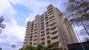 Un edificio alto con varios balcones, probablemente un hotel o residencia.