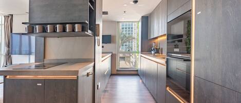 Coffee/tea maker, fridge, microwave, oven