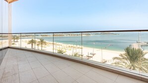 Varanda com vista clara para a praia e o mar.
