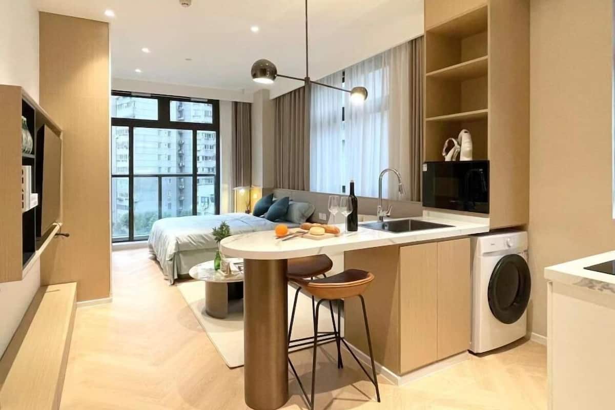 Un apartamento moderno con cocina, comedor y un dormitorio.