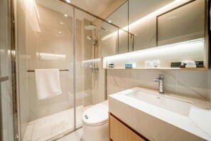 Familiekamer | Badkamer | Een haardroger, pantoffels, een bidet, handdoeken