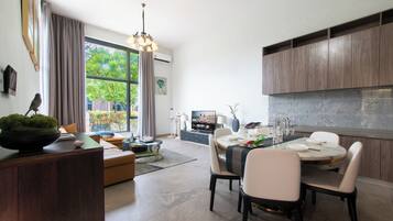 Superior Villa, 2 Bedrooms, Kitchen, Courtyard View | Dapur peribadi | Sebuah peti sejuk di kawasan bersama