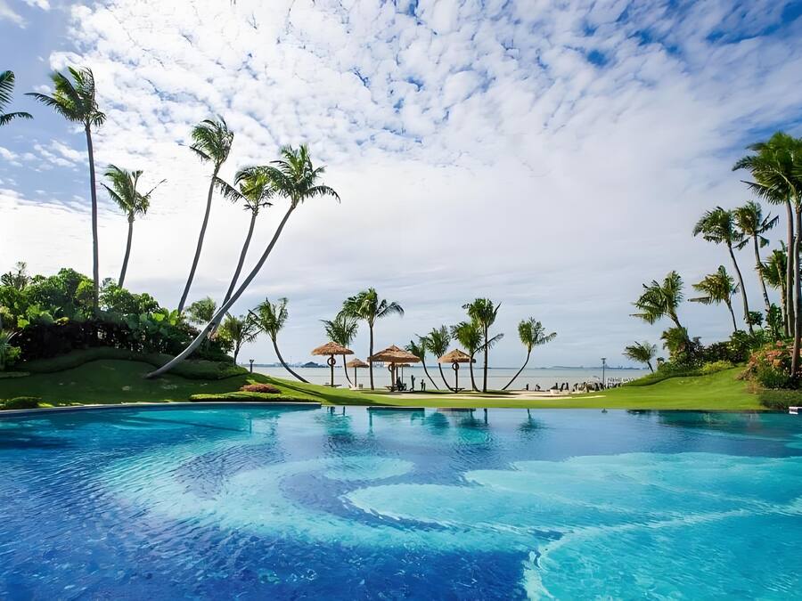 Kolam renang outdoor, dengan kursi berjemur