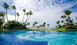 Outdoor pool, sun loungers - Forest City Golf Villa by A & Home Party (Gelang Patah)