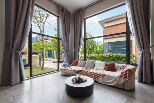 Luxe villa, 3 slaapkamers, keuken, uitzicht op binnenplaats | Verduisterende gordijnen, geluiddichte muren, gratis wifi