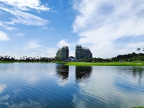 Hồ bơi ngoài trời, ghế dài tắm nắng