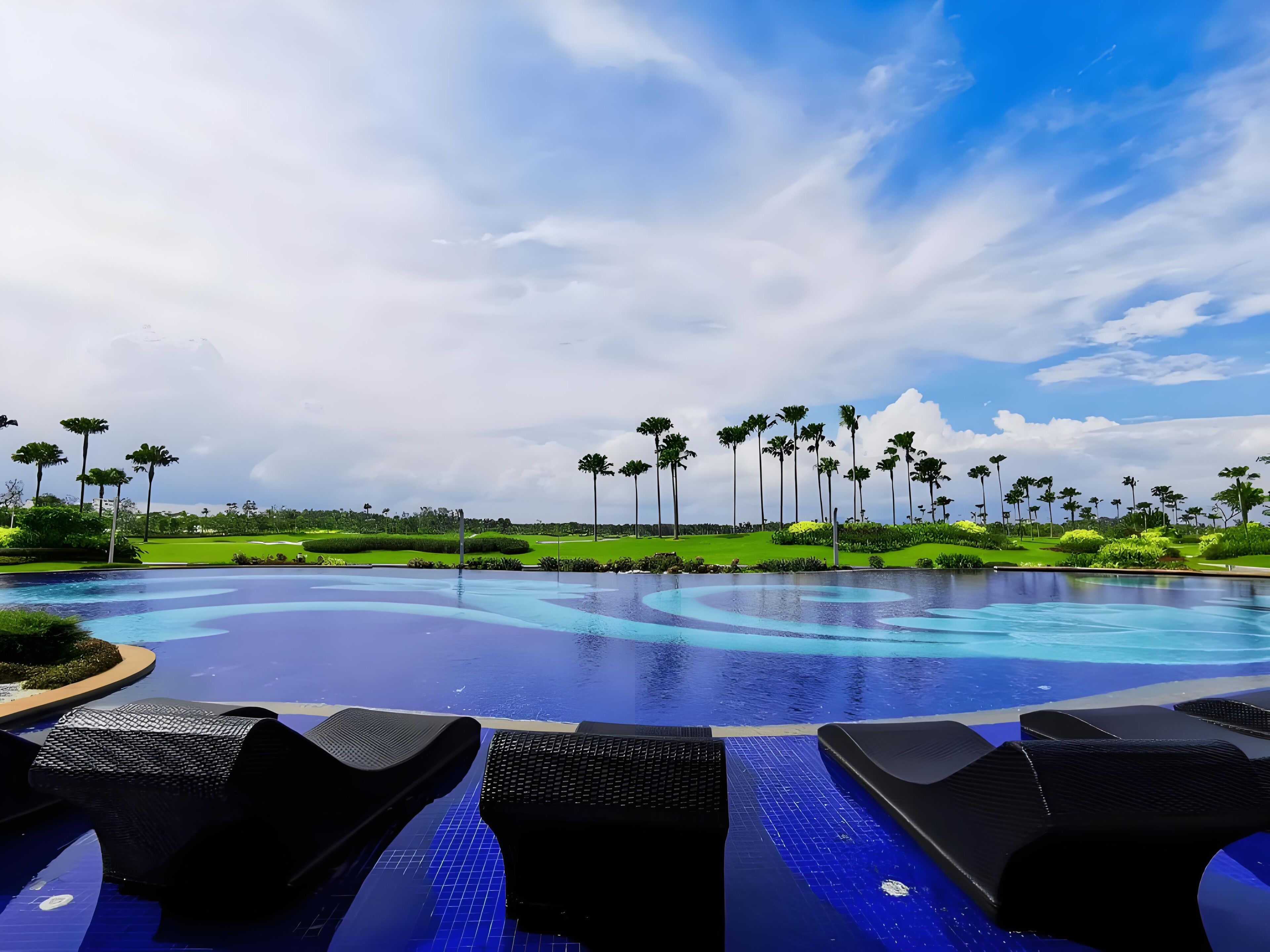 Piscine extérieure, chaises longues