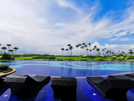 Açık yüzme havuzu, şezlonglar