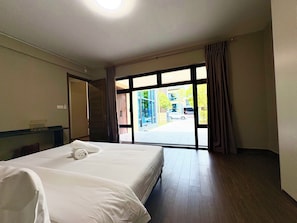 Villa de lujo, 3 habitaciones, cocina, vista al patio | Cortinas blackout, insonorización y wifi gratis