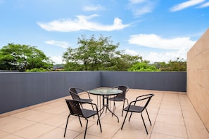Villa superior, 2 habitaciones, cocina, vista al patio | Cortinas blackout, insonorización y wifi gratis
