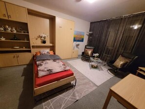 Room - Haus Weinstraße - apartment/apartment, bathroom, WC, living room/bedroom (Bad Bergzabern)