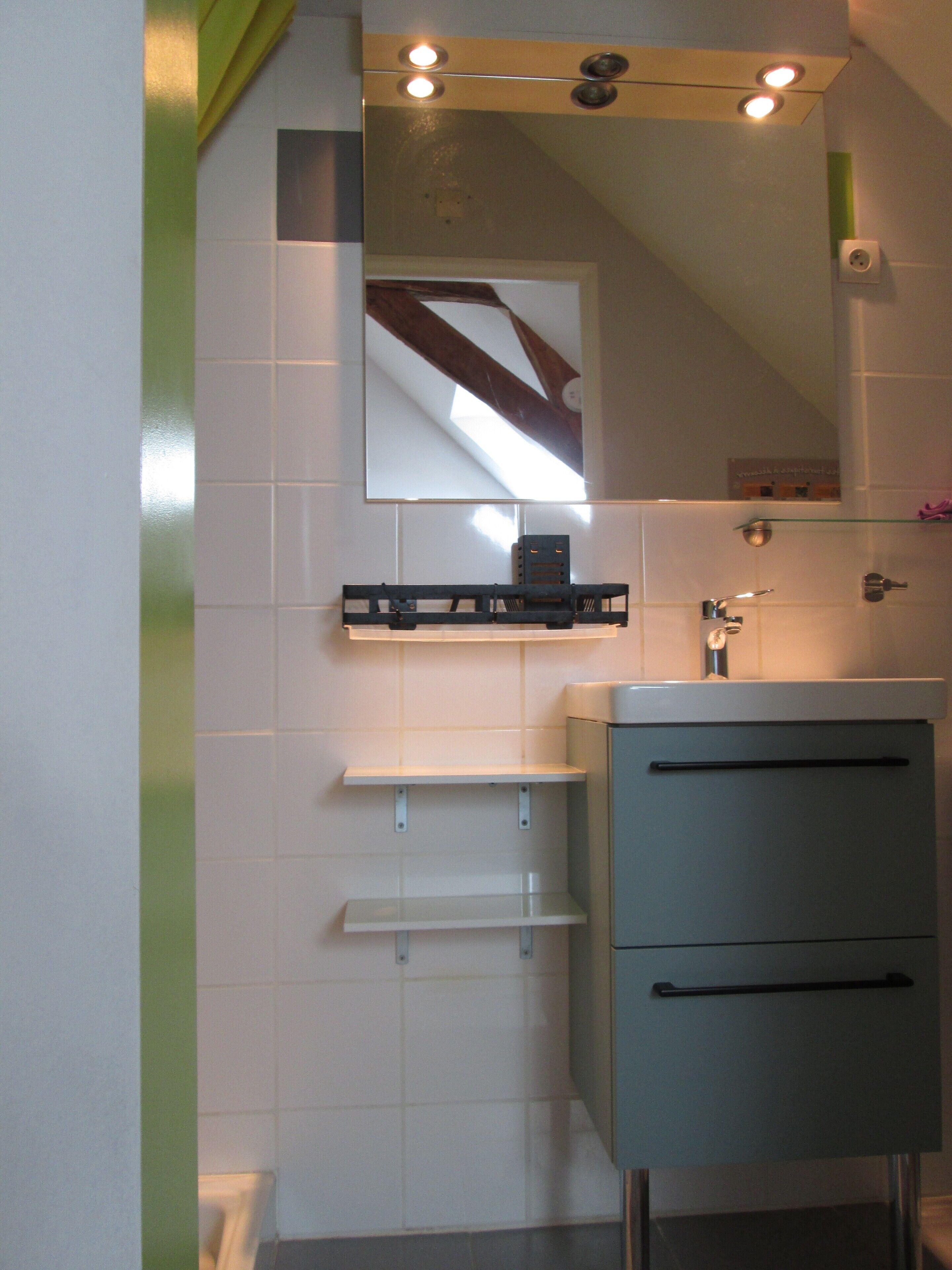 Douche, sèche-cheveux, serviettes fournies