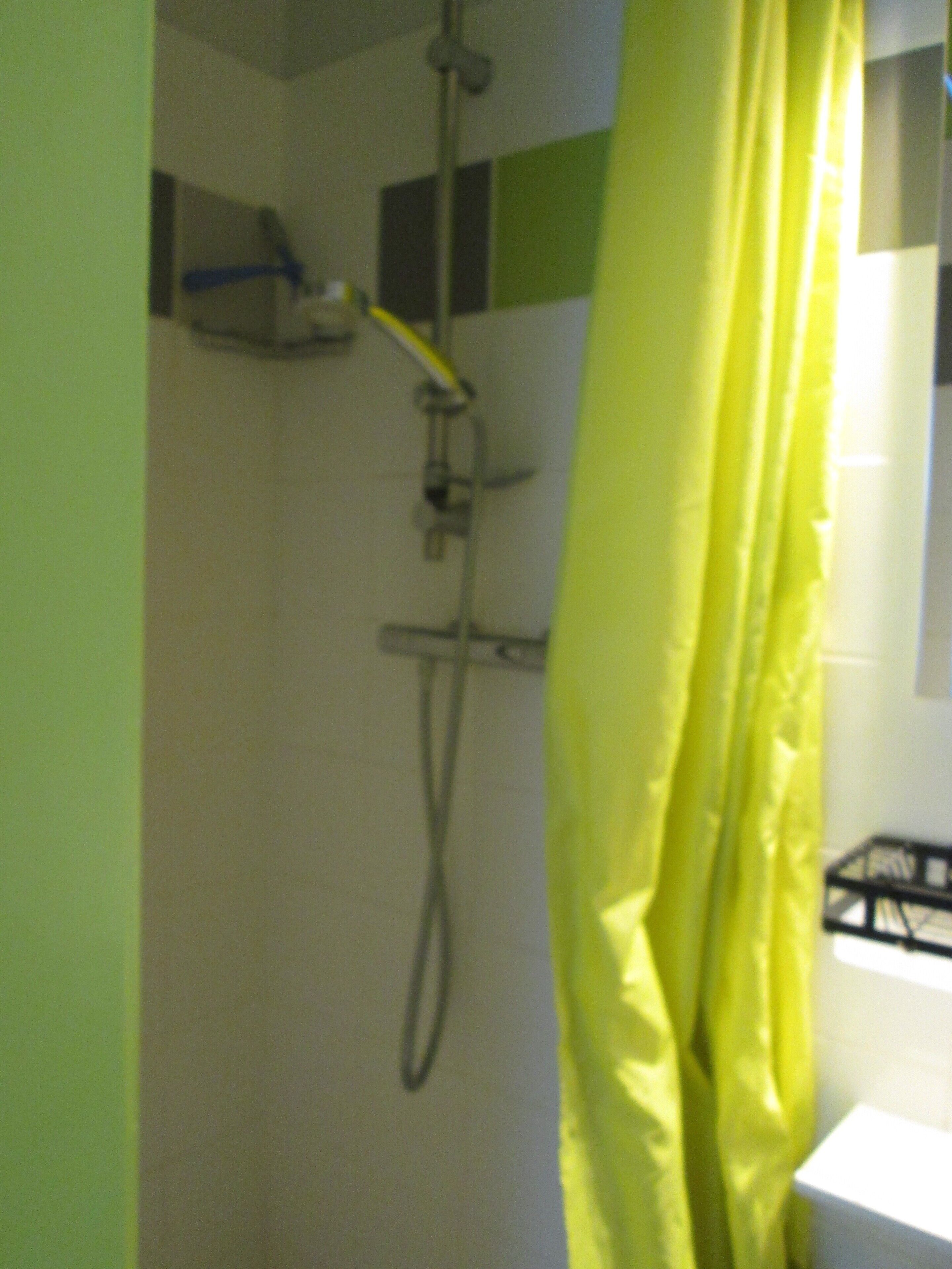 Douche, séchoir à cheveux, serviettes fournies