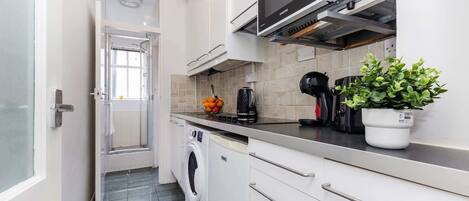 ثلاجة، ميكروويف، موقد طهي مسطح، ماكينة لصنع القهوة/الشاي