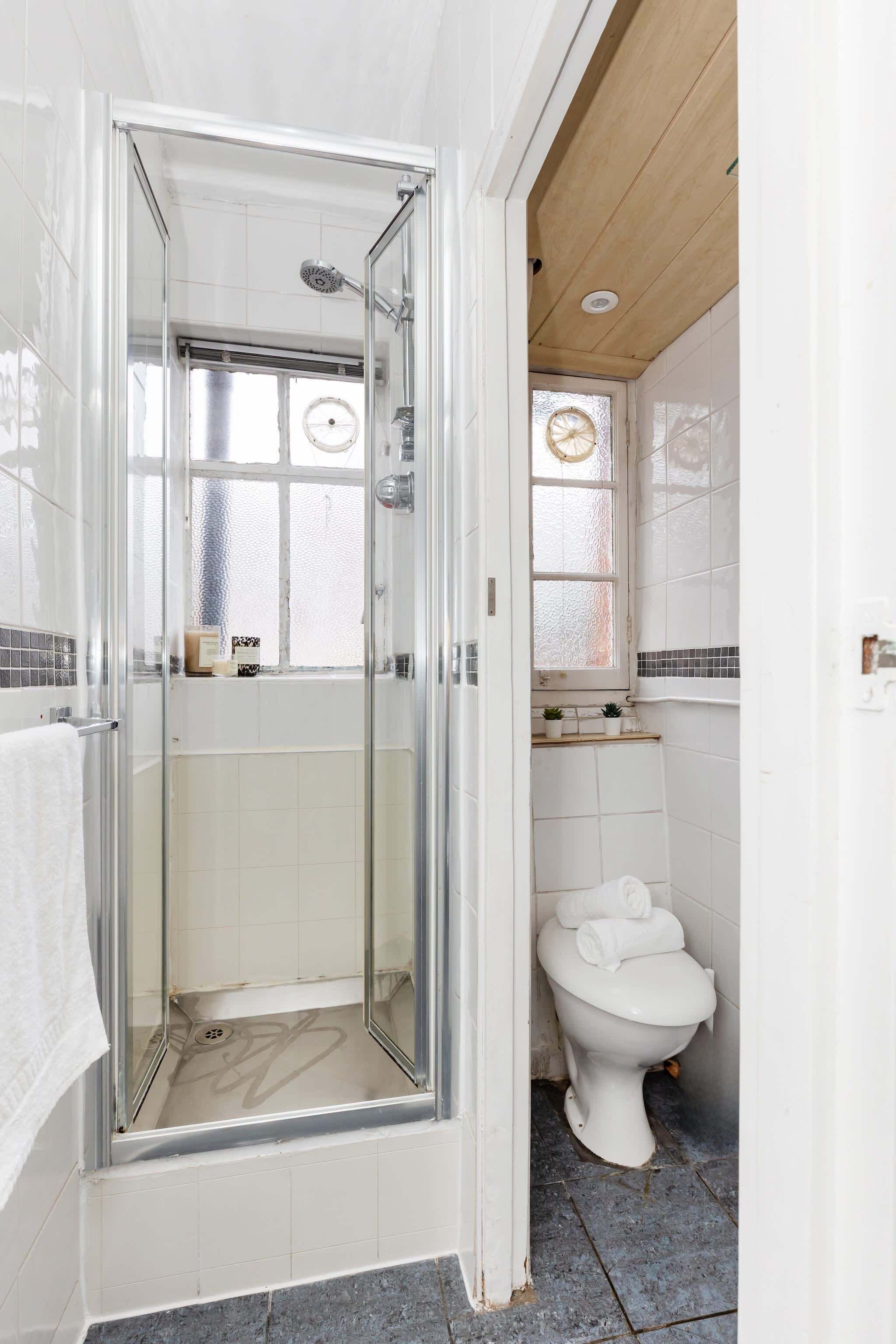 Een douche, een haardroger, handdoeken, zeep