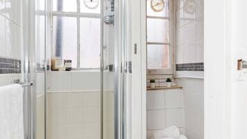 Een douche, een haardroger, handdoeken, zeep