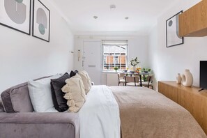 1 habitación, tabla de planchar con plancha y cuna de viaje 
