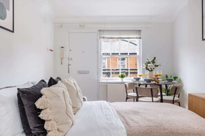 1 室のベッドルーム、デスク、アイロン / アイロン台、旅行用ベビーベッド