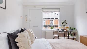 1 slaapkamer, een bureau, een strijkplank/strijkijzer, reisbedje