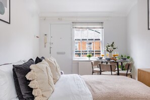 1 habitación, escritorio, tabla de planchar con plancha y cuna de viaje
