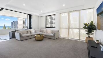 Deluxe Apartment, Ocean View, Beachside | Living area