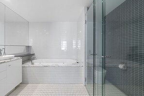 Deluxe Apartment, Ocean View, Beachside | Bathroom