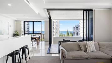 Deluxe Apartment, Ocean View, Beachside | Living area