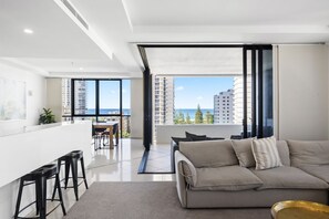 Deluxe Apartment, Ocean View, Beachside | Living area