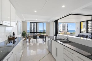 Deluxe Apartment, Ocean View, Beachside | Private kitchen