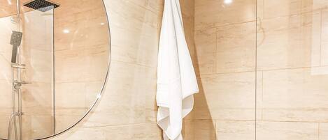 シャワー、ヘアドライヤー、ビデ、タオル