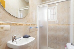 تجهيزات دش، مجففات شعر، مراحيض شطف، مناشف