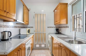 Mikrowelle, Ofen, Herdplatte, Geschirrspüler