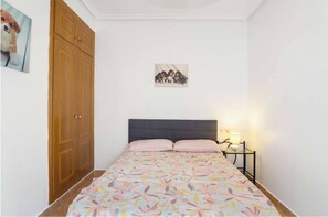 3 slaapkamers, een strijkplank/strijkijzer, wifi, beddengoed