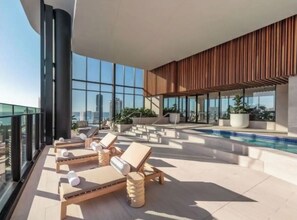 Una piscina al aire libre