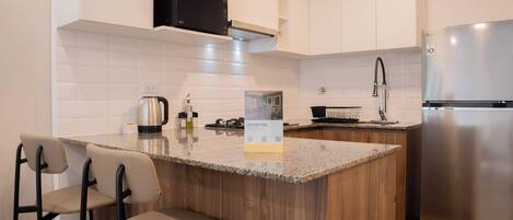 冷蔵庫、電子レンジ、オーブン、コンロ