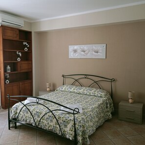 1 chambre, fer et planche  à repasser, Wi-Fi, draps fournis