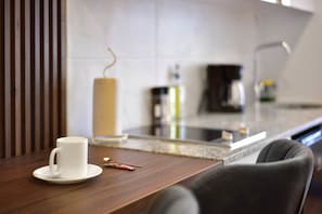 Refrigerador, microondas, parrilla de estufa y cafetera y tetera