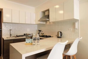 Frigorífico, microondas, placa de cocina y cafetera o tetera