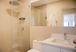 Douche, serviettes fournies