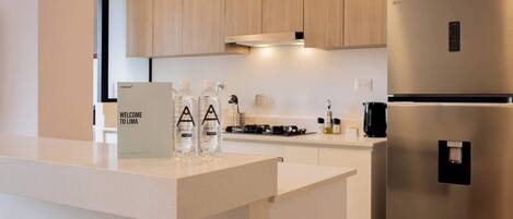 Réfrigérateur, micro-ondes, four, plaque de cuisson