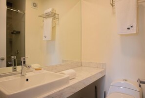 Shower, hair dryer, towels, shampoo