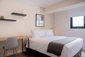 2 bedrooms, desk, iron/ironing board, WiFi