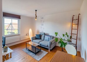 Deluxe Suite, 2 Single Beds | Living area