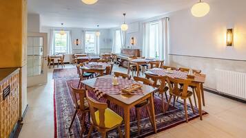 Desayuno continental diario (EUR 15 por persona)