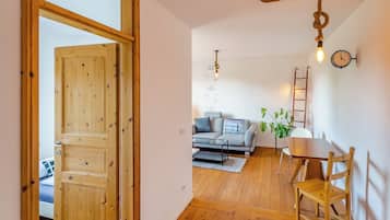 Suite Deluxe, 2 camas individuales | Área de sala de estar