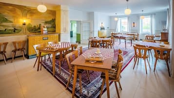 Desayuno continental diario (EUR 15 por persona)
