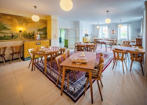 Daily continental breakfast (EUR 15 per person)