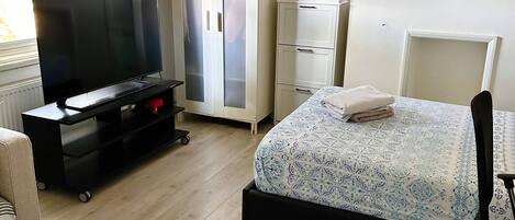 1 slaapkamer, een strijkplank/strijkijzer, wifi